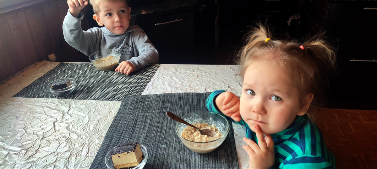 Дима и Мия завтракают