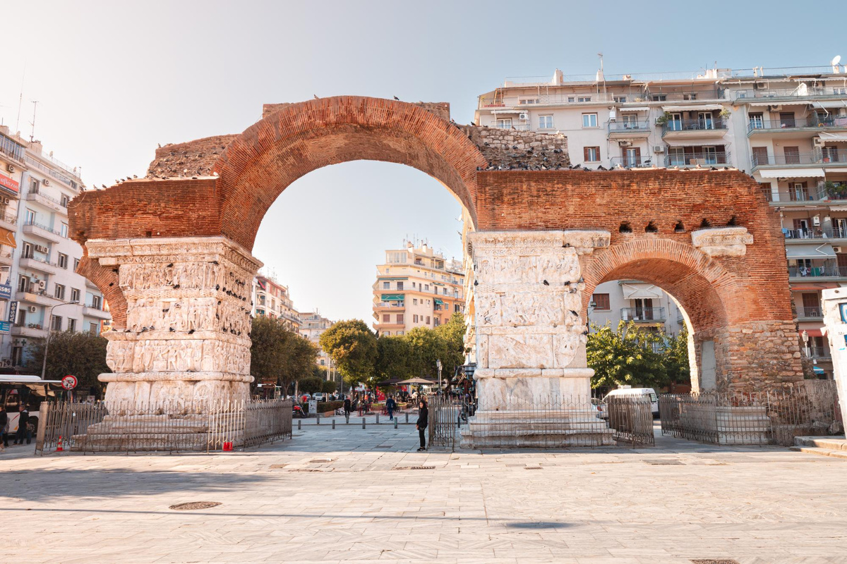 Галериева арка с барельефами