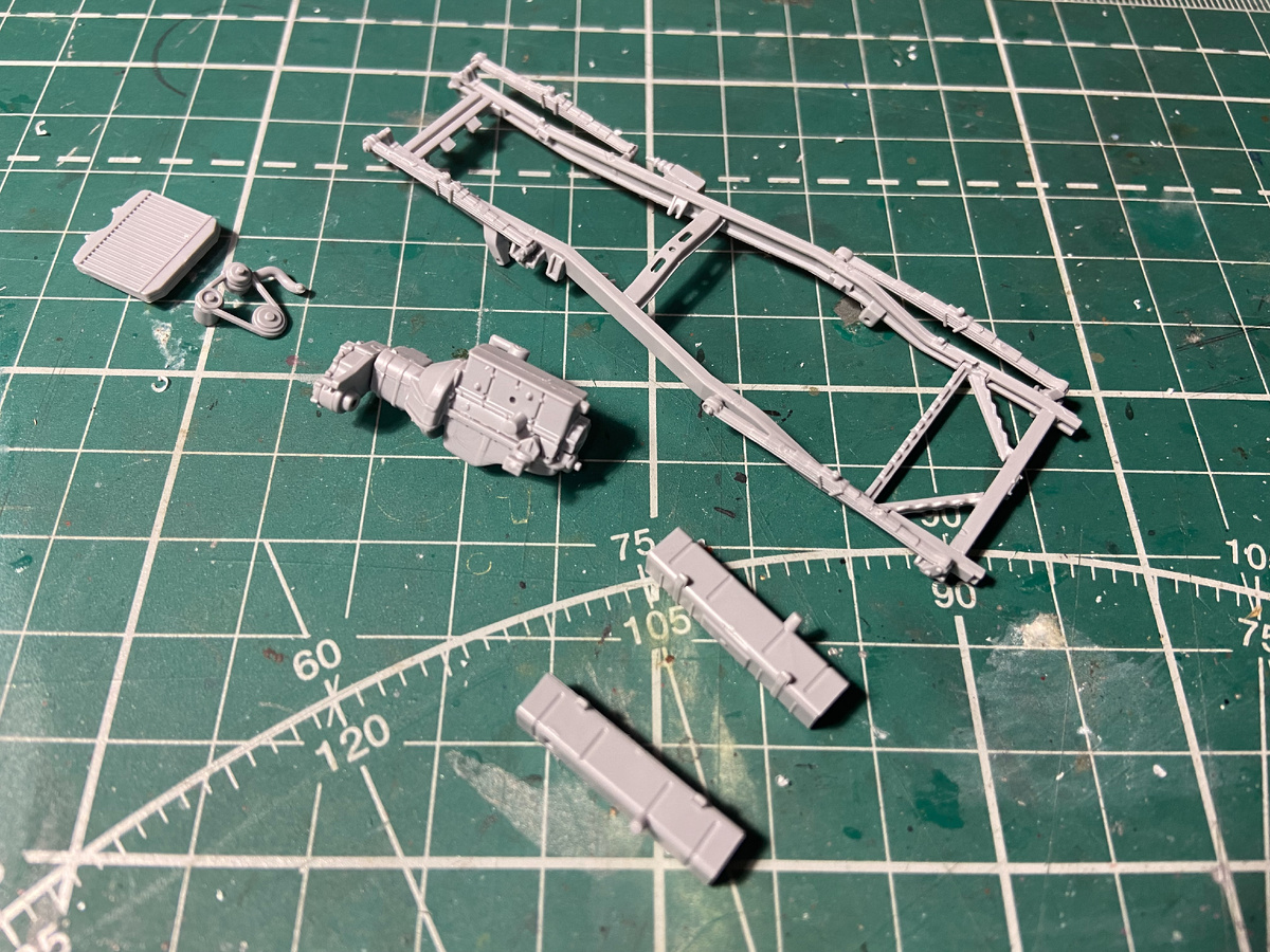 В процессе сборки стендовой модели советского внедорожника УАЗ-469. Масштаб 1/43. Производитель "Звезда". Фото из личного архива автора © 2025 год