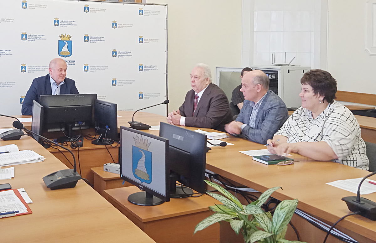 Сергей Толчин (слева) и руководители сельхозпредприятий Юрий Юшков, Михаил Опарин и Ольга Попова во время совещания в администрации