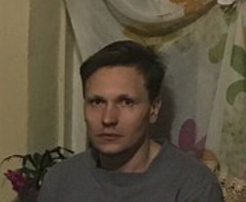 Валентин дома на фоне штор. 