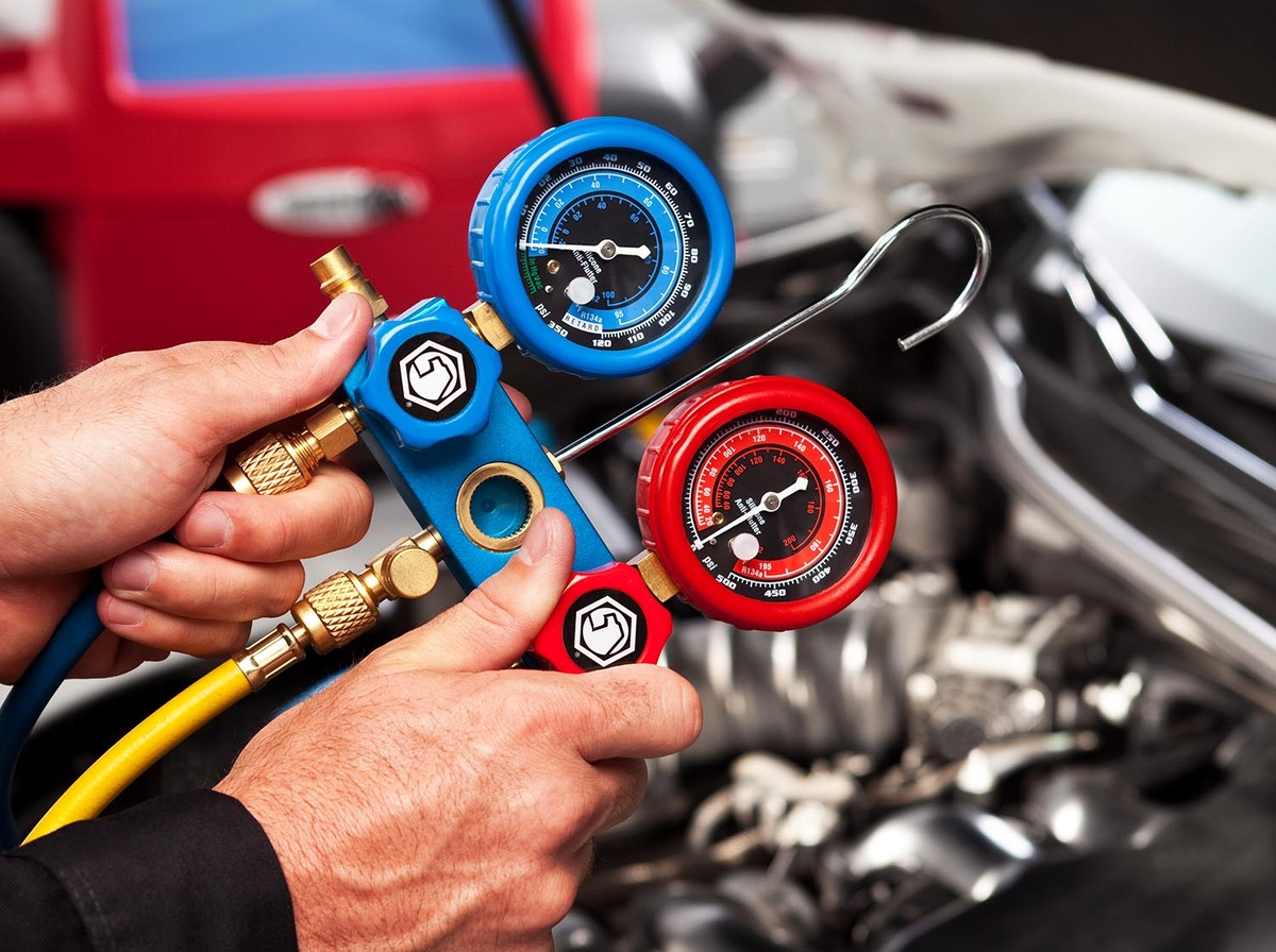 Манометры установки по обслуживанию системы кондиционирования.