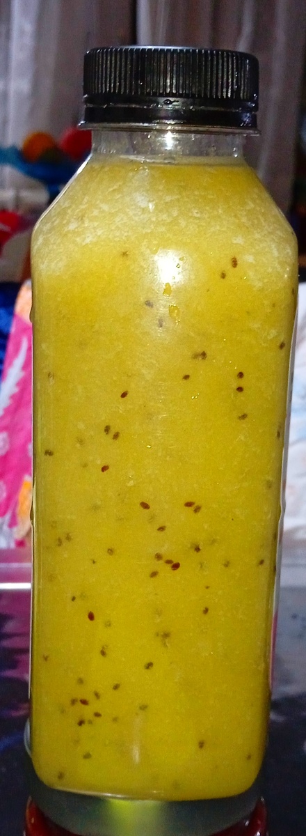 Вот она наша, родная. Семечки задорно хлопаются, если им сделать нежную "Кусь" во рту! Семена чиа тихо плачут от зависти. Эту подружку мы возьмём с собой на все наши приключения за день