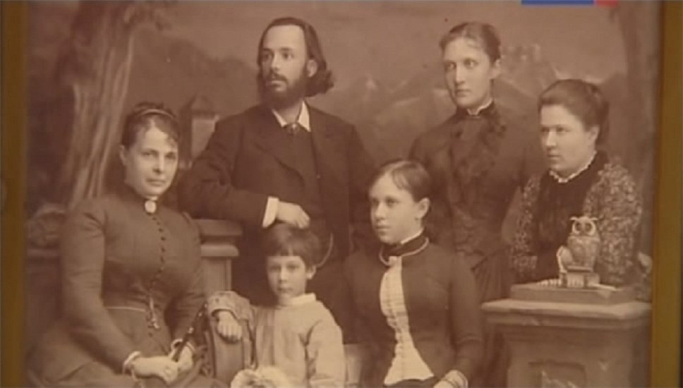       Кадр из документального фильма "Надломленная жизнь"