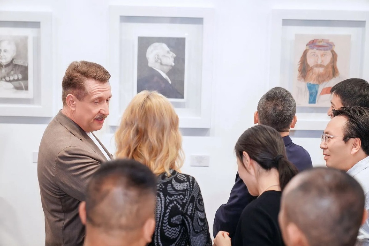 Виктор Бут (крайний слева) на открытии своей выставки 23 ноября 2024 года в Ханчжоу, Китай. Фото: сайт фонда «Советский фонд мира».