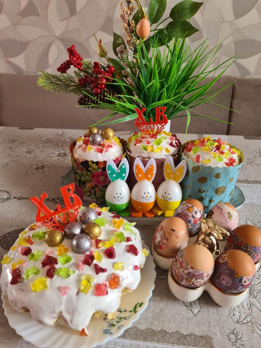 К сожалению, не купила заранее посыпки, поэтому украшение сделала из того, что было под рукой, жевательный мармелад. Получилось "битое" стекло. Вроде неплохо.