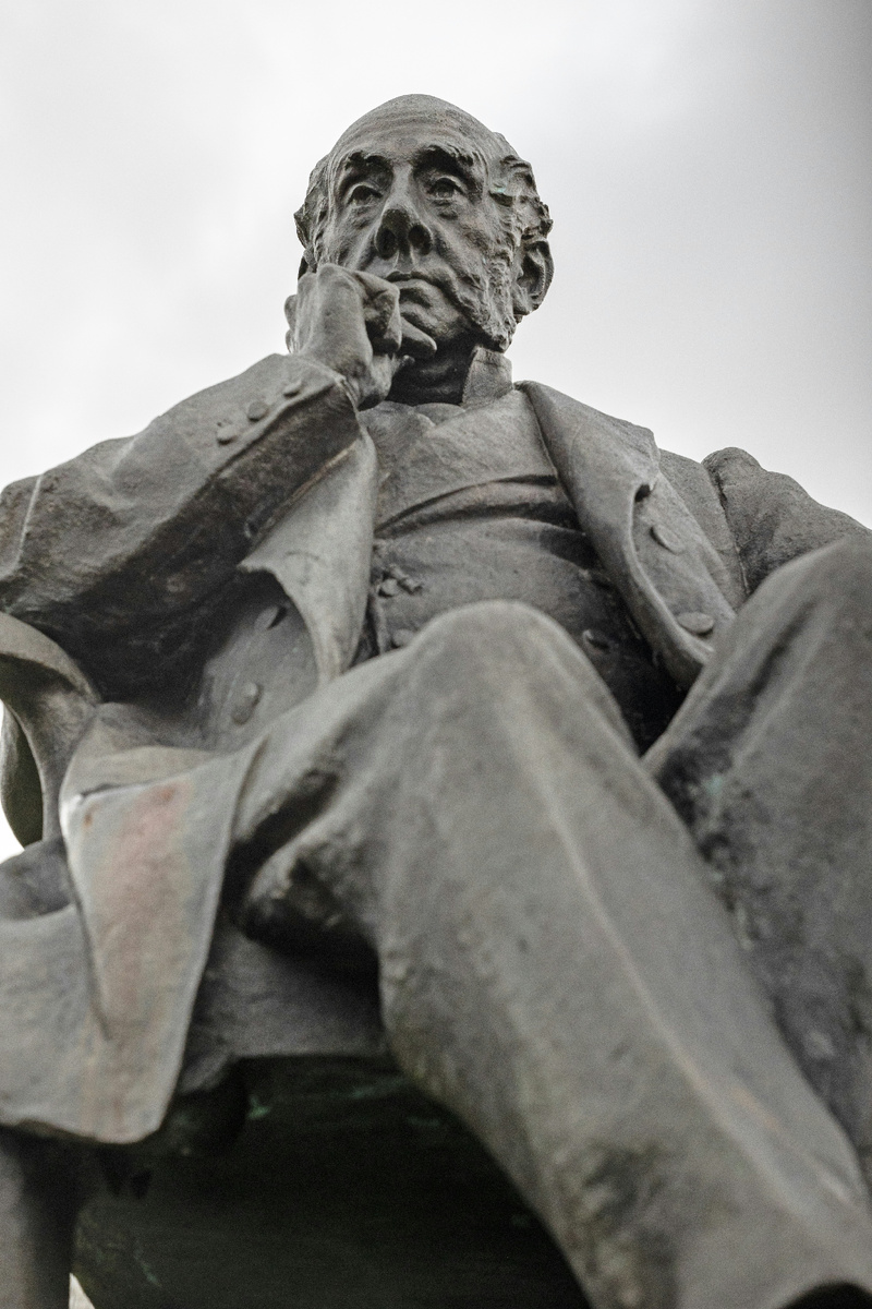 "Я – параллелен, асимметричен; скопление пороков и антипатий"(с) Фото: Unsplash