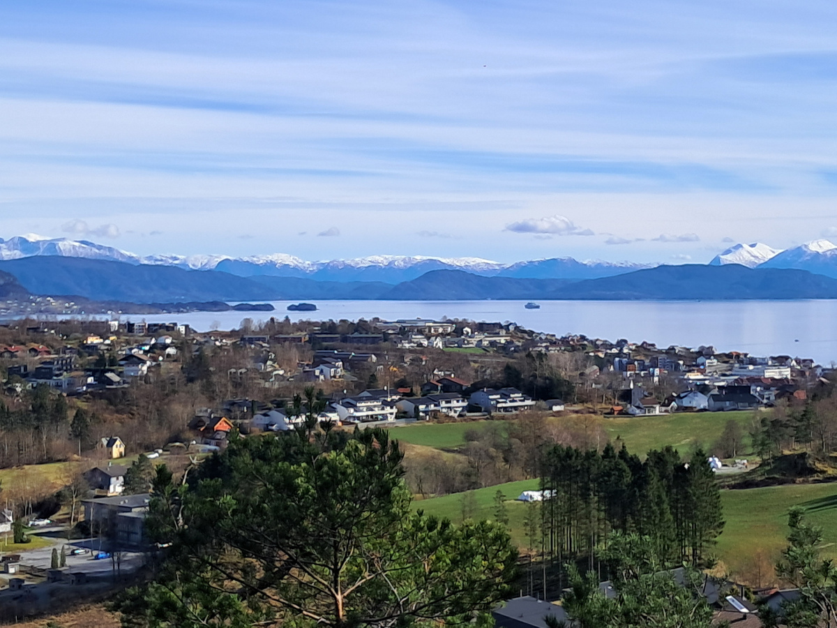 Ус.Вид с холма.