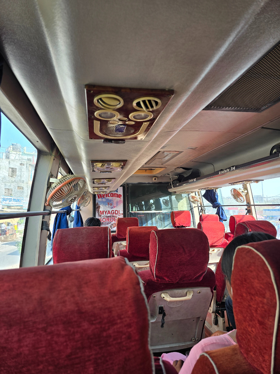 Автобус был с кондиционером и вентиляторами