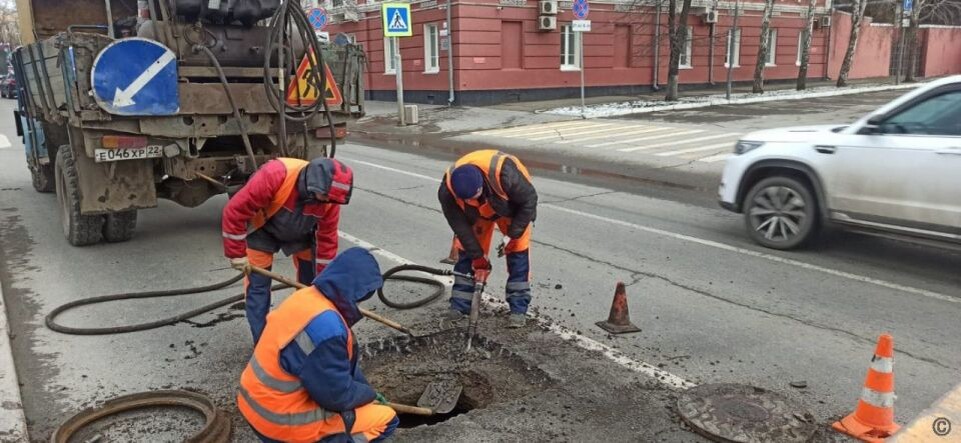    Устранение последствий непогоды в Барнауле. Источник: Официальный кана Барнаула