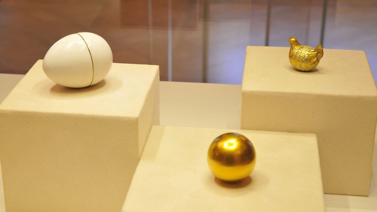    Императорское пасхальное яйцо «Курочка» из коллекции Музея Фаберже. Фото: wikimedia / Михаил Овчинников / CC BY-SA 4.0