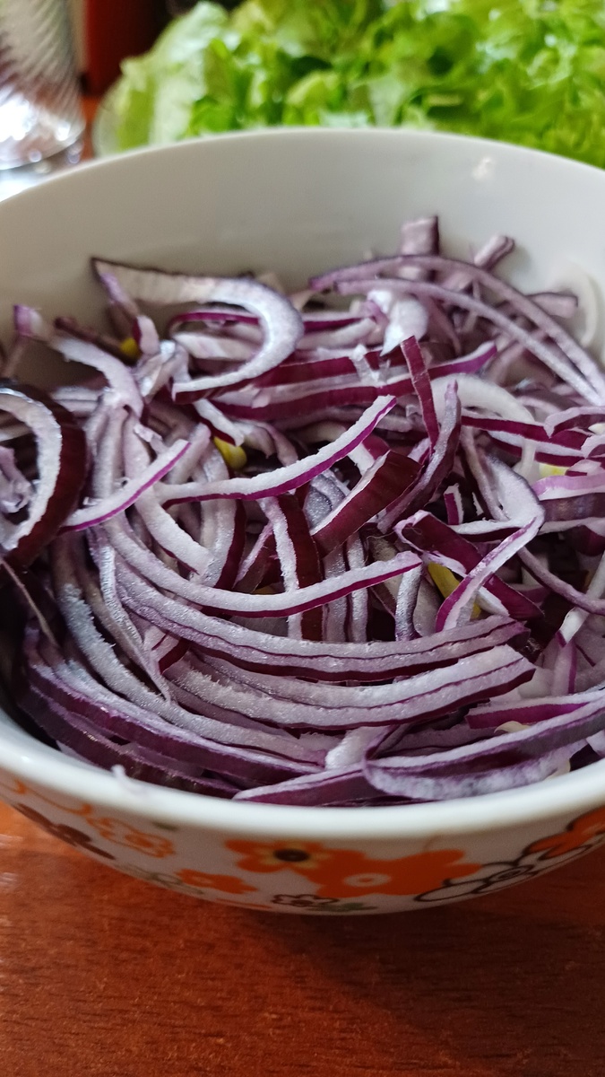 Режем тонкими полукольцами.