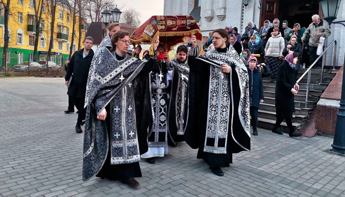 Крестный ход с плащаницей в Страстную субботу. Изображение: люберцы.рф