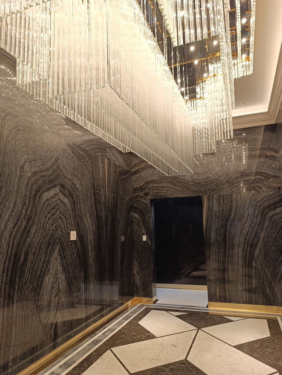 Зона лифтов. И снова мрамор, мрамор и мрамор.