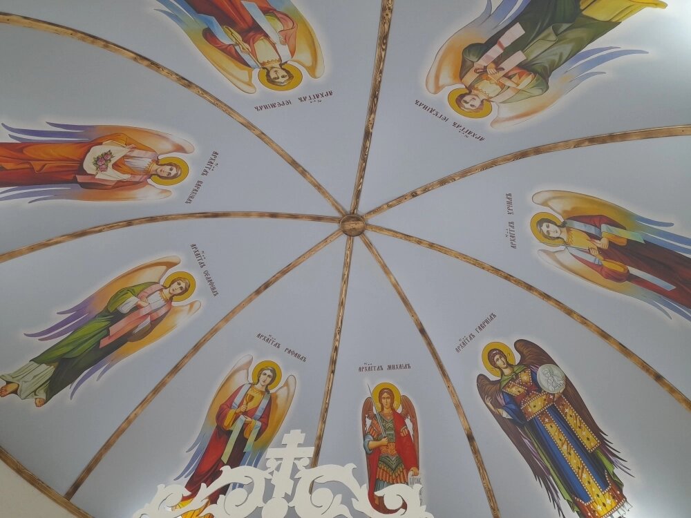    Из-под купола на прихожан взирают восемь архангелов. Фото: Кирилл Кирягин