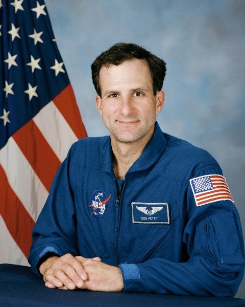 Дон Петтит в форме астронавта