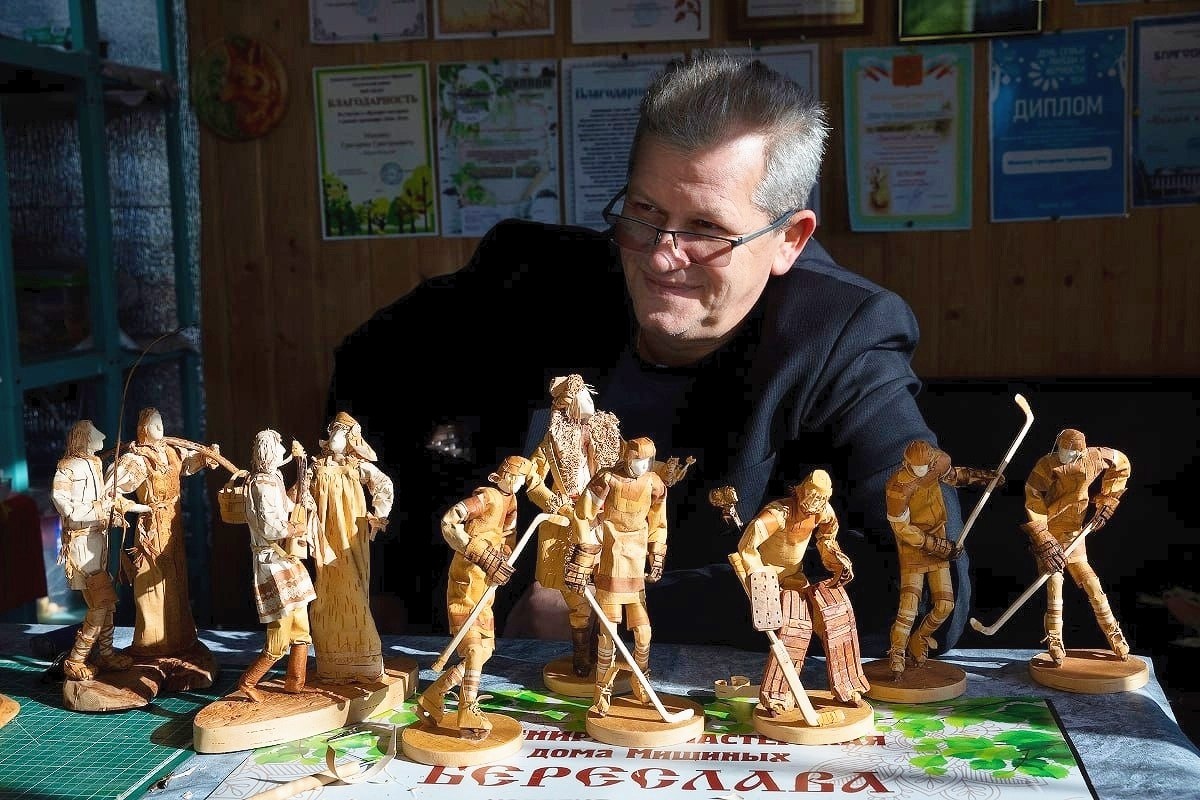    Для своих работ Григорий Мишин использует псковскую бересту. Фото: страница ВК Григорий Мишин