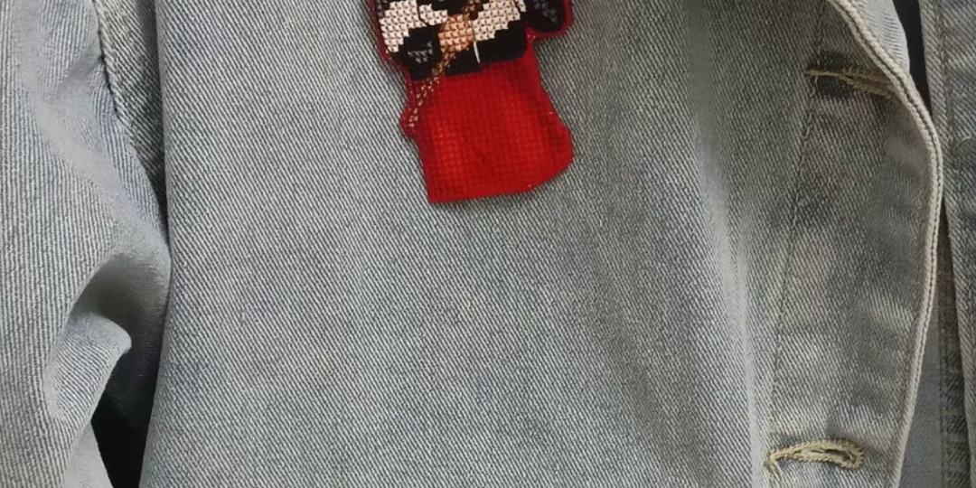 Решила не вышивать на деревянной основе, а сделать брошь значек ❤Задумано... Сделано! Думаю что получилось очень даже неплохо!