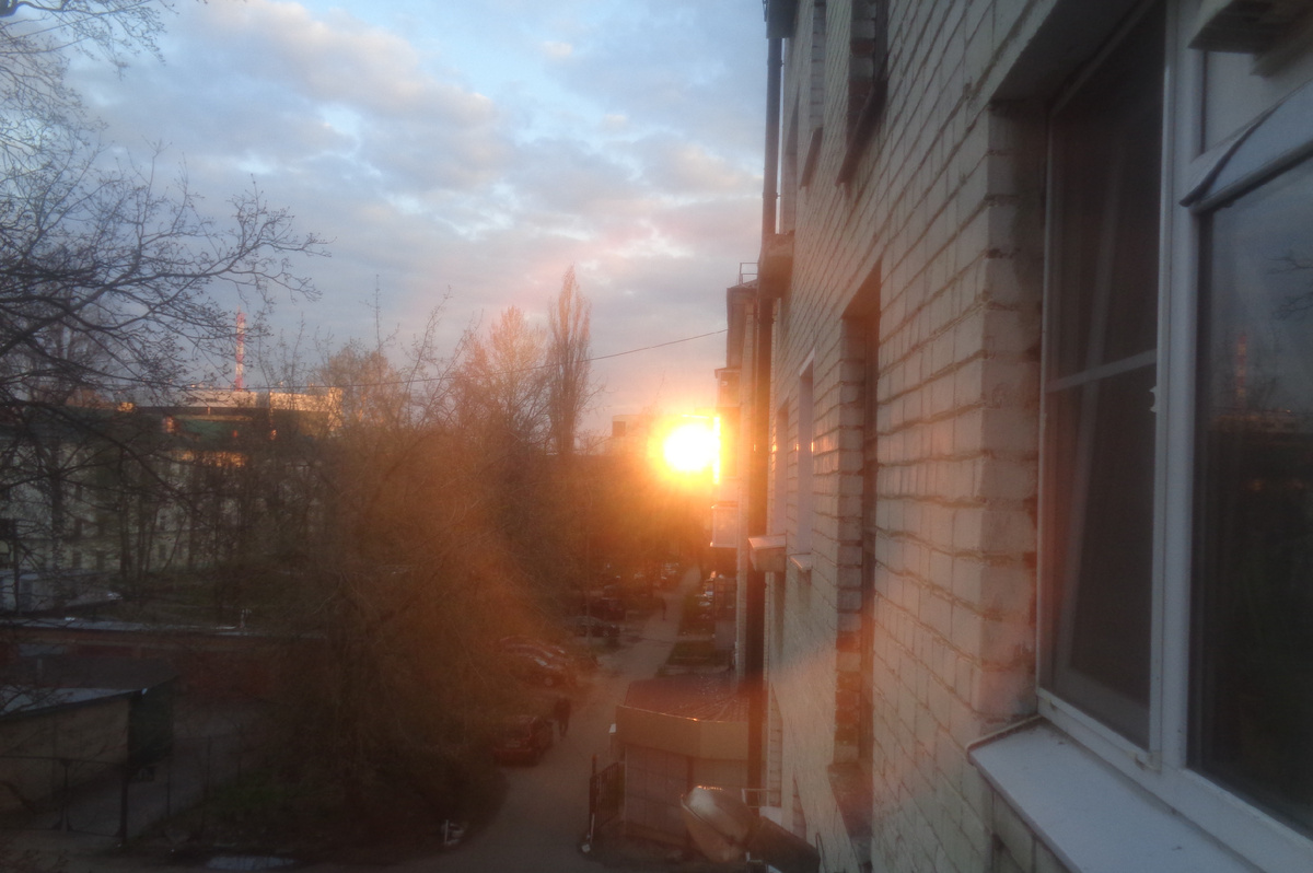 Фото автора. Это не пожар, а закат с нашего балкона на ул. Радищева, отражающийся в стёклах Сельхозбанка.