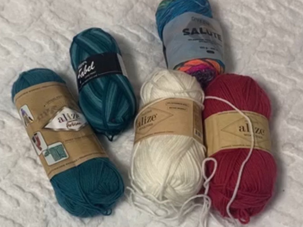 Дорогие рукодельницы! Приглашаю вас в СП,, Носочки для лета», который организовала для нас Елена Велина. Проходить он будет с 1 мая по конец июля.У меня, как и у других участниц будет 3 промежуточных отчета: в мае, июне и июле. Итоговое видео выйдет до 10 августа.                 Я беру с собой в проект несколько мотков пряжи, но если я успею еще связать несколько пар, то к этой пряже я возьму еще какую-нибудь. 