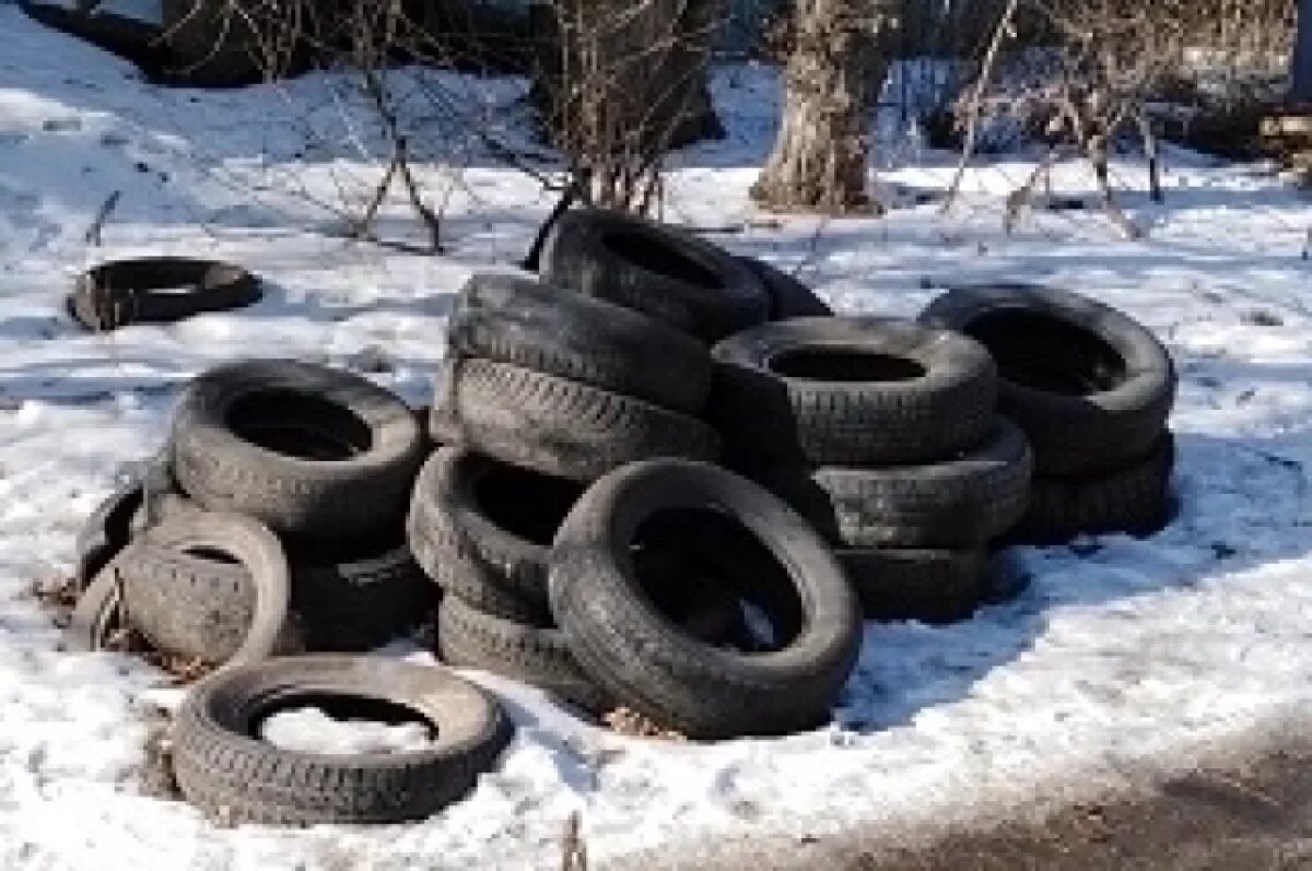    В Красноярске с улиц Ленинского района убрали 350 автомобильных покрышек