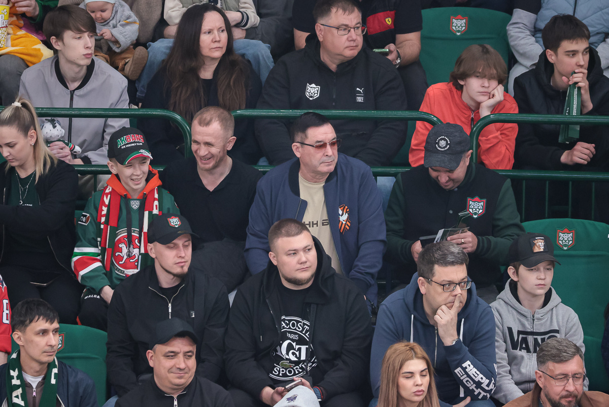    Салават Фатхетдинов (второй справа в верхнем ряду)