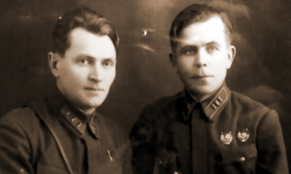 Справа командир 232-й стрелковой дивизии полковник И.И. Улитин, слева военком батальонный комиссар Ф.А. Никифоров