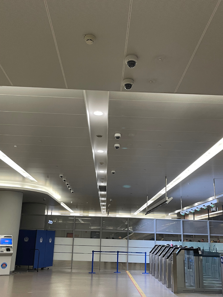 Обратите внимание на камеры. Их количество зашкаливает!