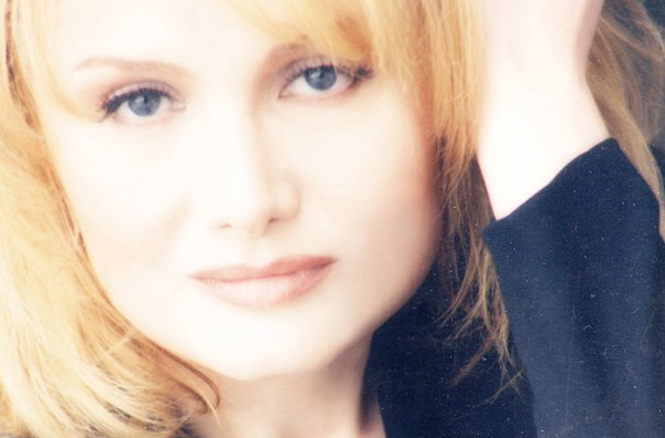 Изображение из свободного доступа:  певица «Клементия»