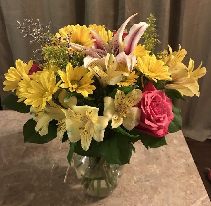 Чем более подходящие условия в помещении, тем дольше цветы будут его украшать