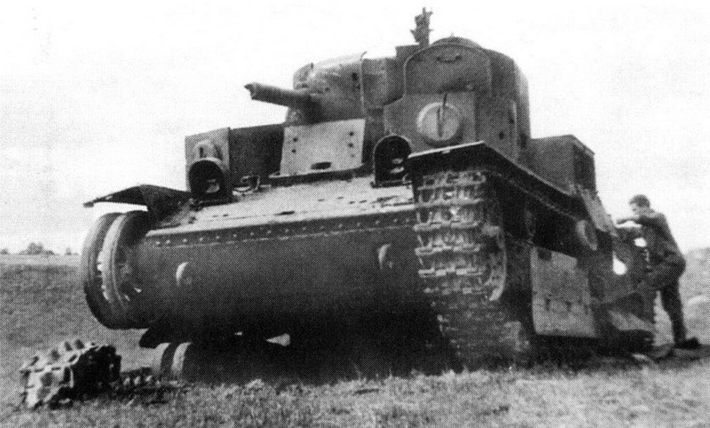 Экранированный танк Т-28 с пушкой Л-10 с северо-западного направления