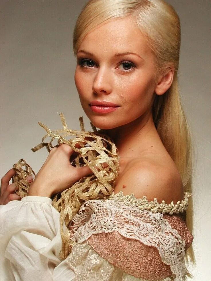 актриса Елена Корикова