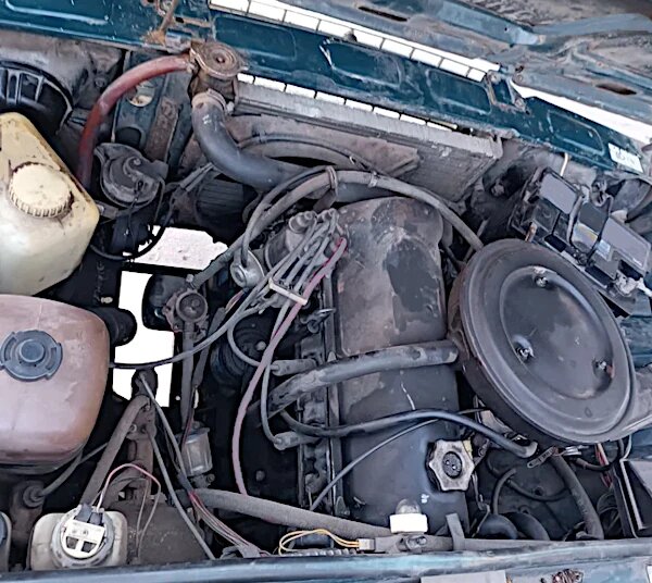 Бензонасос на двигателе автомобиля ВАЗ 2107