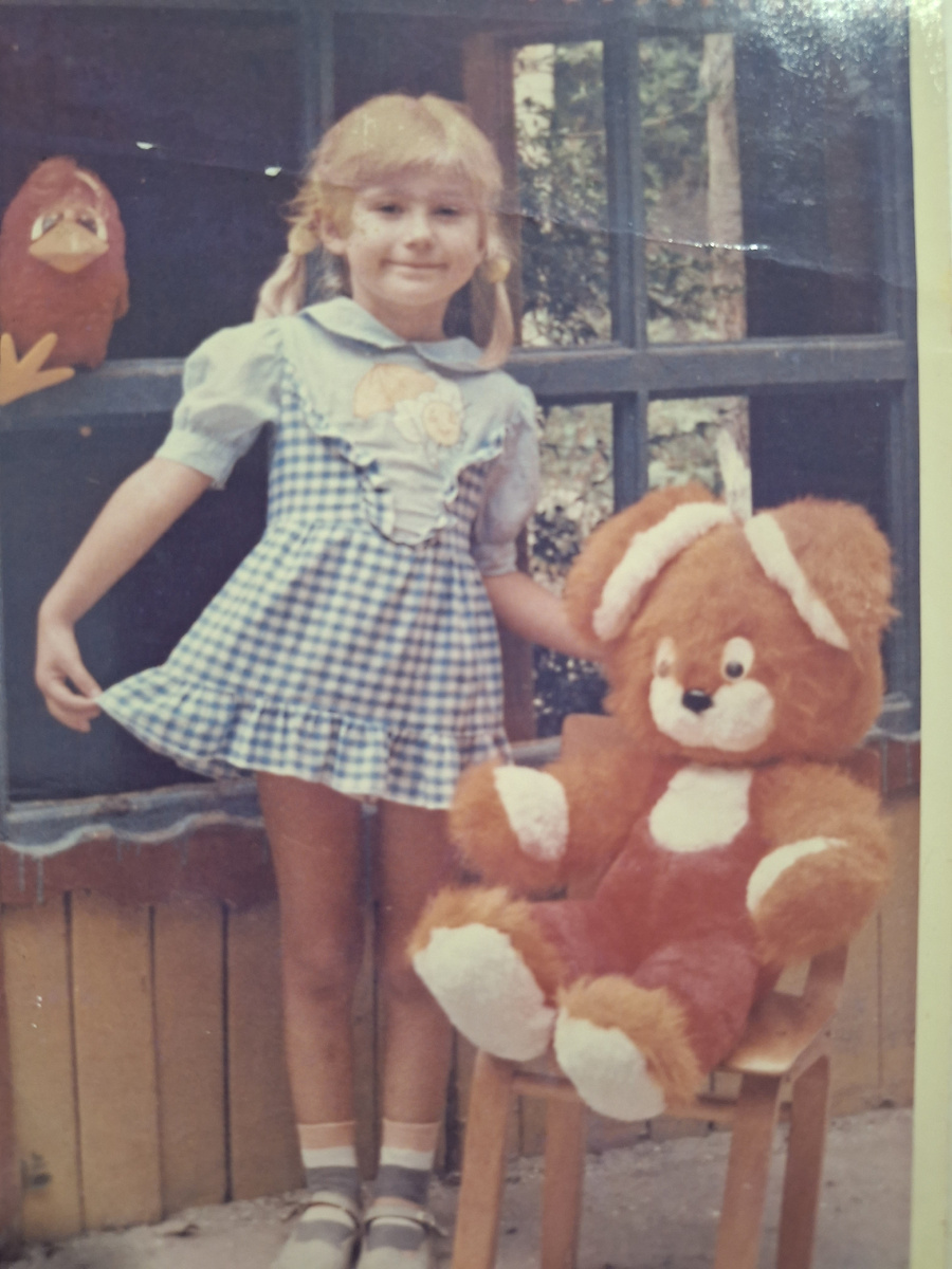 Это я маленькая. Возможно уже училась вязать.