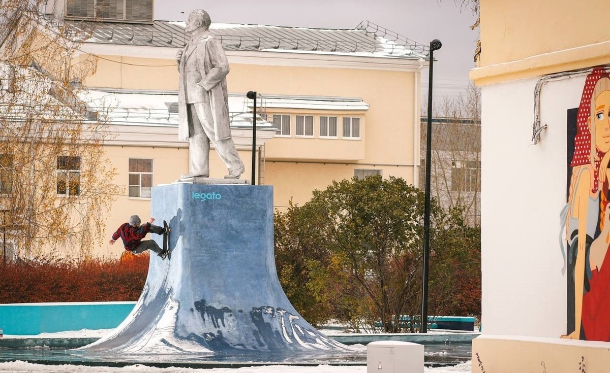 Верхняя Пышма. Памятник Ленину после реконструкции. Рампу и скейтбордиста видите? Я тоже. А в местной думе полагают, что переделанный в рампу для катания на скейтборде памятник Ленину - это просто "чья-то недобрая шутка".. вот, крайне любопытно, чья? Чья это шутка?