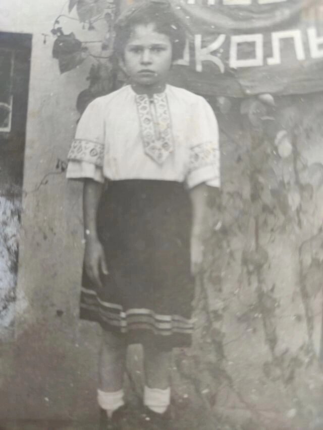    Праздничный наряд маленькой Людмилы украшен бумагой. Фото: Из личного архива