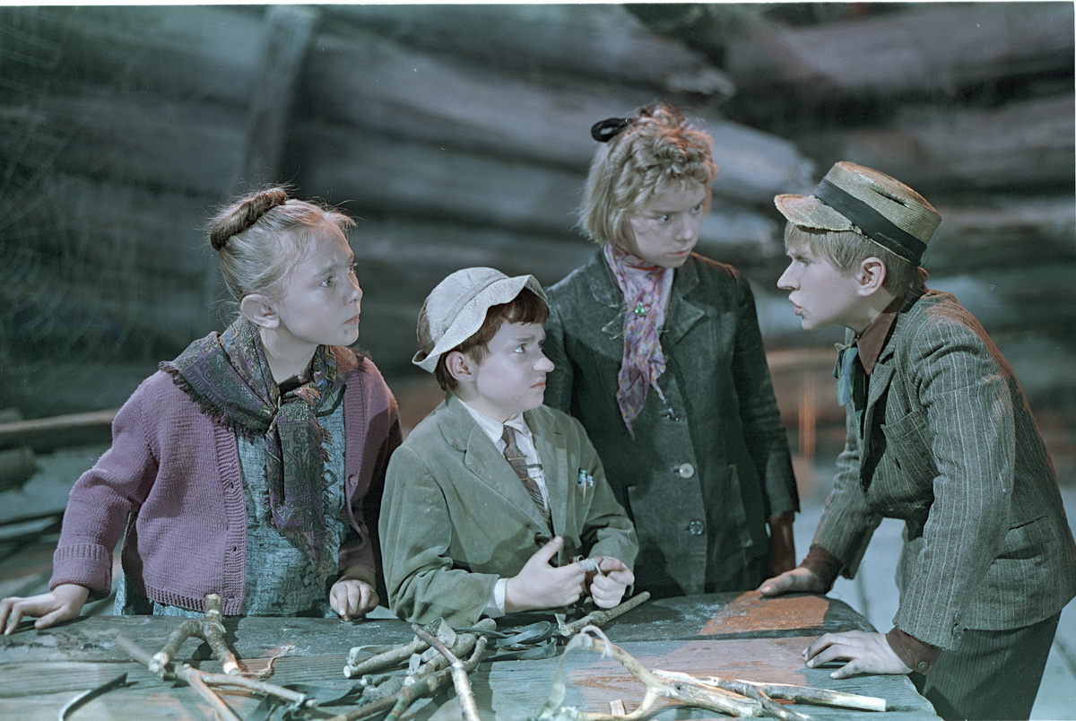    Птушко с детства увлекался рисованием, а в 1920-х пробовал себя в разных профессиях: он работал корреспондентом, декоратором, актёром. Изображение: кадр из фильма «Сказка о потерянном времени» / Legion-Media