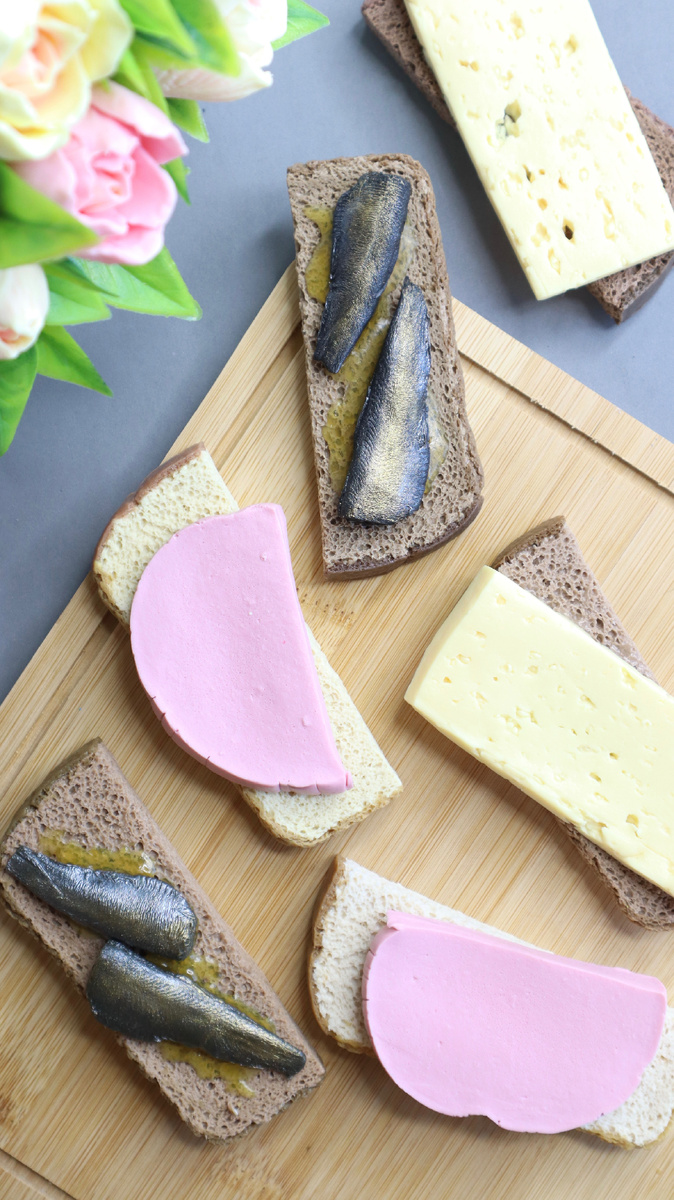 Для этого мыла пришлось самостоятельно изговить формы колбаски и сыра