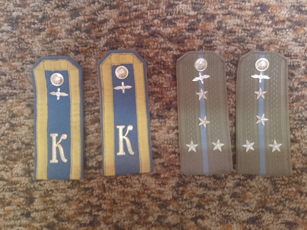 Мои последние погоны курсанта и последние офицерские.