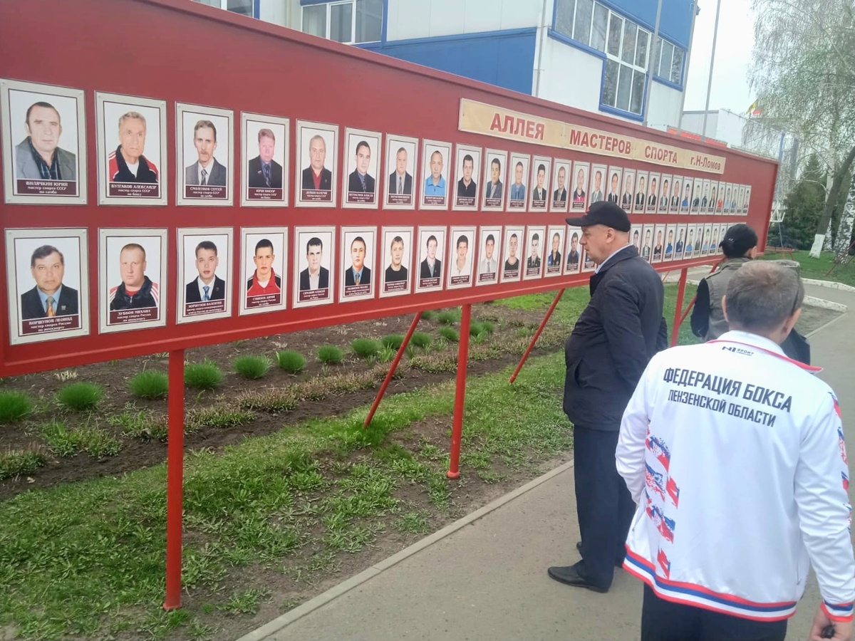 У входа в спорткомплекс «Импульс» в Нижнем Ломове вас встречает фотогалерея местных мастеров спорта