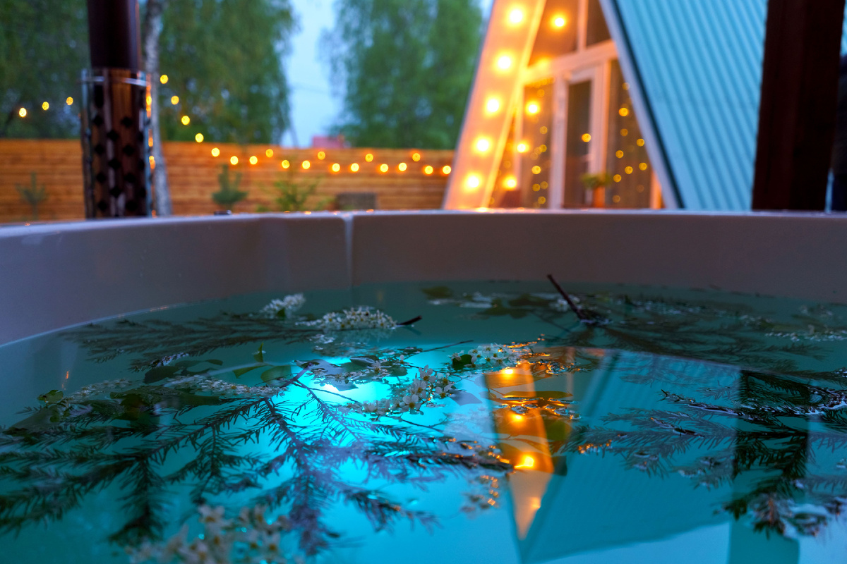 Треугольный домик для отдыха с панорамными окнами и купелью