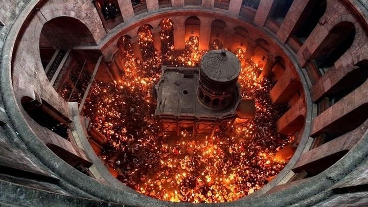    Чудо схождения Благодатного Огня происходит в иерусалимском Храме Гроба Господня в день перед православной Пасхой. Фото: www.pravoslavie.ru