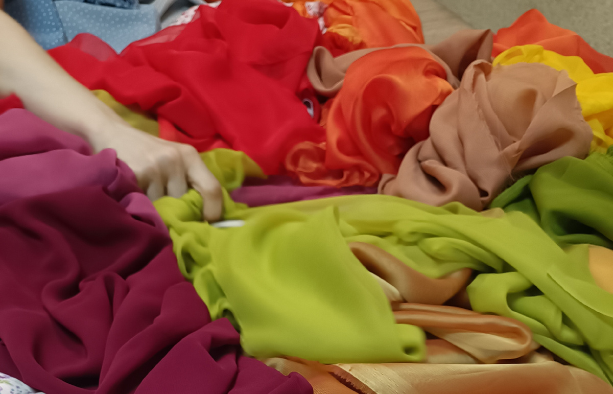 Как будто осенние листья с разных деревьев нападали🍁🍂🌱