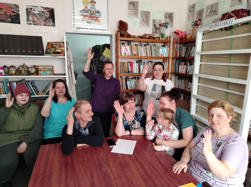 Деревня Юшкозеро Калевальского района. Участники ТОС «Лесная сказка» подводят итоги своей работы и за новый проект голосуют. 