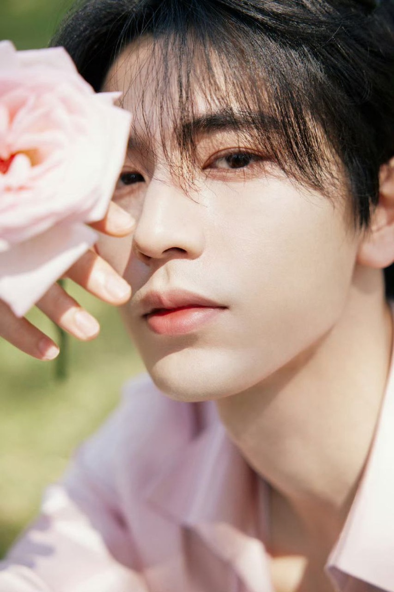 Актёр Чжан Линхэ. Листайте герею...