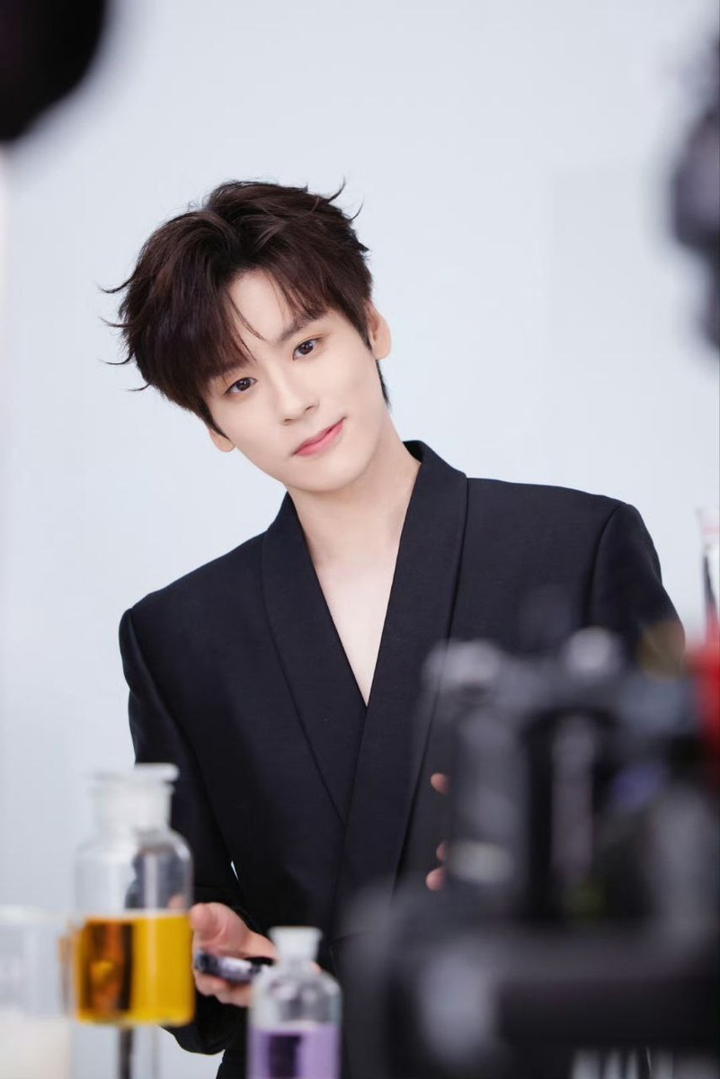 Актёр Вэй Чжэмин. Листайте галерею...