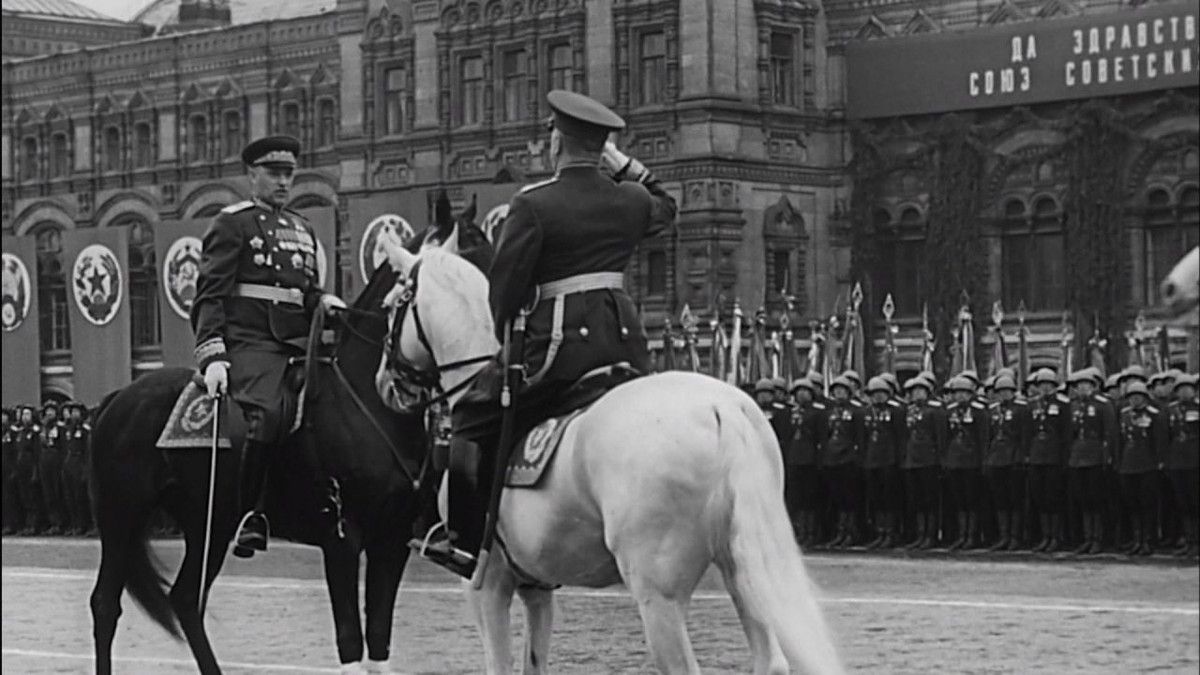 Парад Победы 24 июня 1945 года. Доклад командующего парадом Маршала Советского Союза Константина Константиновича Рокоссовского принимающему парад Маршалу Советского Союза Георгию Константиновичу Жукову