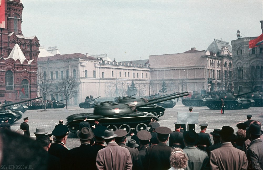 Танки Т-54 на Параде Победы 1965 года