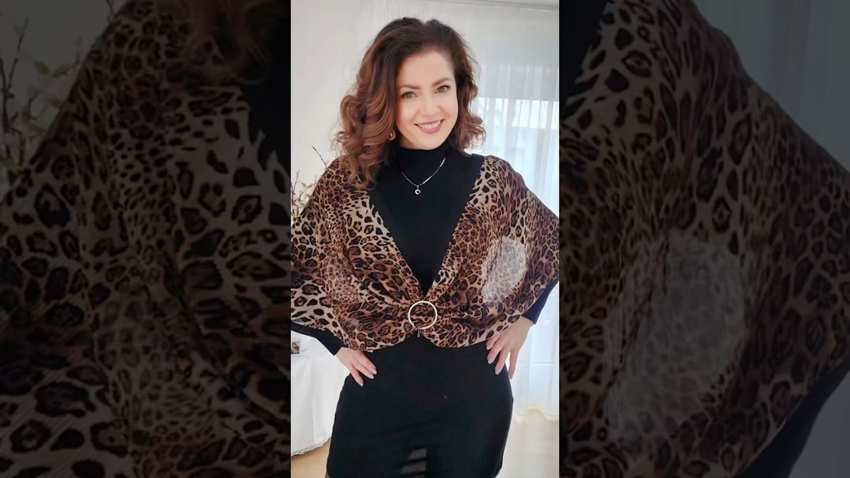 Безупречная элегантность: очарование в белом платьеНа этой фотографии женщина в белом платье воплощает собой истинную утончённость и безупречный вкус. Идеально сидящий фасон, мягкая ткань и мерцающие детали подчёркивают каждое движение, придавая образу сияние и изысканность. Открытые плечи в дизайне платья подчёркивают современность и женственность.Образ прекрасно дополняет блестящая сумочка в форме сердца, добавляя индивидуальности и завершённости. Фон с мерцающими огнями усиливает романтическое настроение, создавая атмосферу сказки.Такое платье — отличный выбор для праздничных мероприятий, вечеринок или особых фотосессий. Каждый элемент образа — на своём месте: элегантно, привлекательно и уверенно.