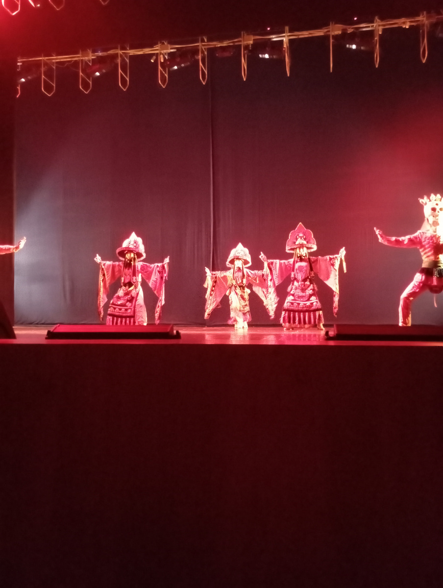 Танец мистерия, костюмы классные. 